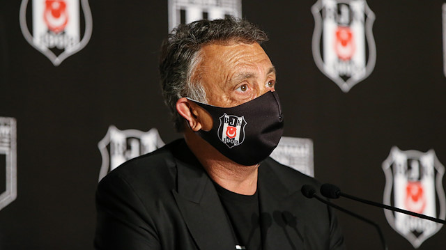 Ahmet Nur Çebi, bağış kampanyası için düzenlenen basın toplantısına kulübün armasının olduğu maske ile geldi.