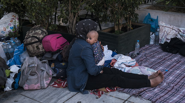 Yunanistan'da mülteciler meydanlarda sabahlıyor.