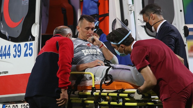 Maçta yaşadığı sakatlık sonrası ambulansla hastaneye kaldırılmıştı.