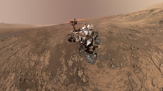 Curiosity, Mars'ın yüzeyinde dolaşıyor.