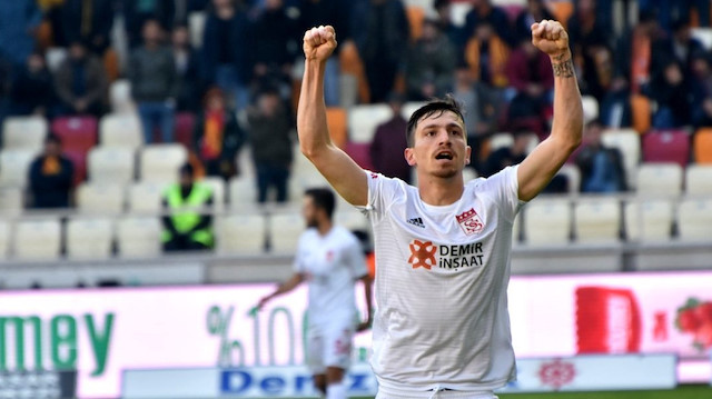Mert Hakan Yandaş, bu sezon Sivasspor formasıyla çıktığı 31 maçta 10 gol atarken, 4 de asist yaptı.