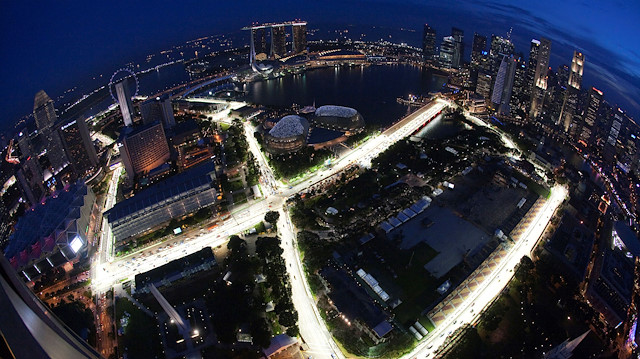  An aerial view shows the illuminated Marina Bay street circuit of the Singapore Formula One Grand Prix at dusk in Singapore September 20, 2010.
