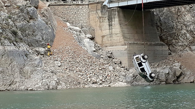 5 kişinin öldüğü trafik kazasında hurdaya dönen araç nehirden çıkarıldı.