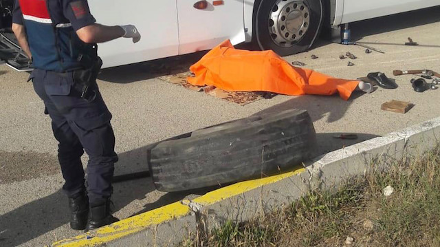 Konya'da lastiği değiştirmeye çalışırken otobüsün altında kalan şoför öldü.
