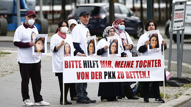 Almanya’da kızı PKK tarafından kaçırılan anneden Başbakanlık önünde pankartlı eylem