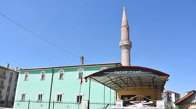 Sivas Tuzlugöl Mahallesi'ndeki Ensar Camii'nin bahçesinde iddiaya göre, kene görüldü.