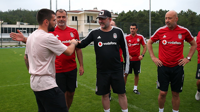 Rebocho, teknik direktör Sergen Yalçın'a yumruk selamı verdi.