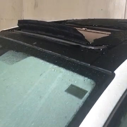 Bağcılarda şiddetli dolu yağışı aracın sunroofunu kırdı