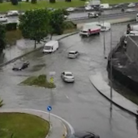 Ayamama deresi taştı göle dönen yol drone ile görüntülendi