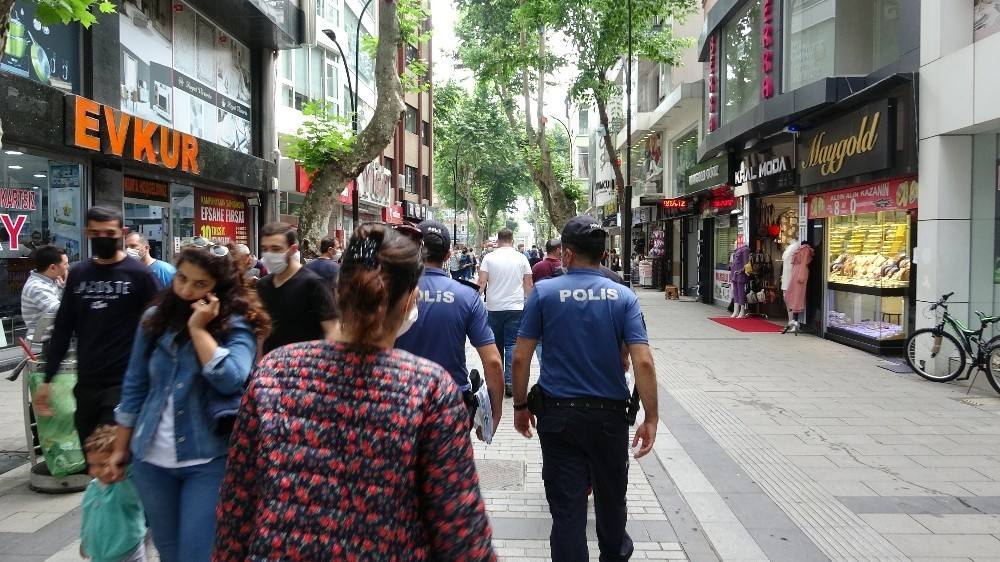 Pendik ilçe Emniyet Müdürlüğüne bağlı ekipler maske denetimindeydi.