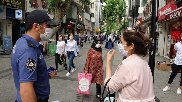 Uyarılar sırasında ise maske takmayanlar birbirinden farklı ilginç bahaneler üretti.