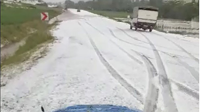 Fındık büyüklüğünde dolu yağdı, etraf beyaza büründü