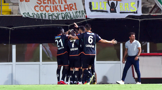 Akdeniz derbisinde Alanyaspor kendi sahasında Antalyaspor'u 4-0 mağlup ederek Türkiye Kupası finalinde Trabzonspor'un rakibi oldu.
