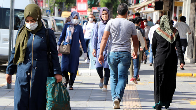 Vaka sayısındaki artışa rağmen Van'da sokaklar dolup taşıyor. 