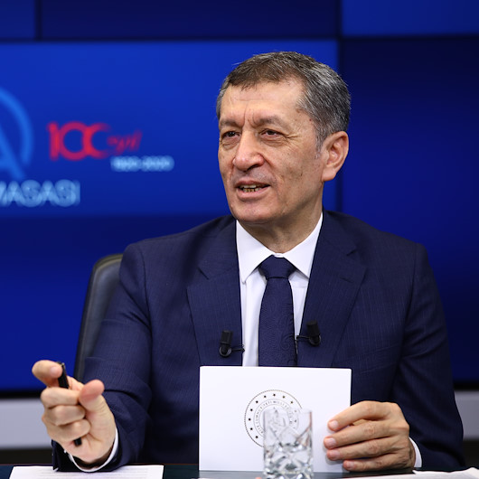 Bakan Selçuk internet bulamayınca karakolda ders işleyen öğretmeni anlattı