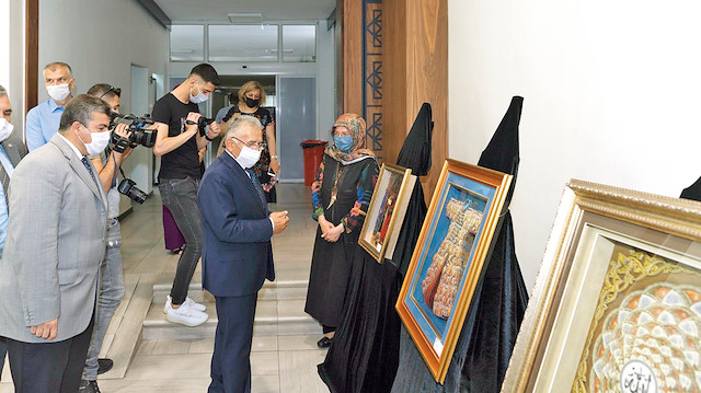 Başkanı Büyükkılıç ve davetliler KAYMEK sergisini gezerek, el emeği göz nuru olan eserleri inceledi.