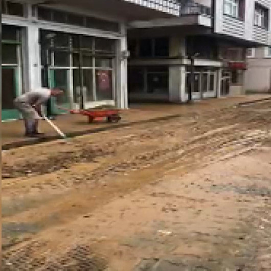 Rizede şiddetli yağış iş yerlerinde su baskınına sebep oldu