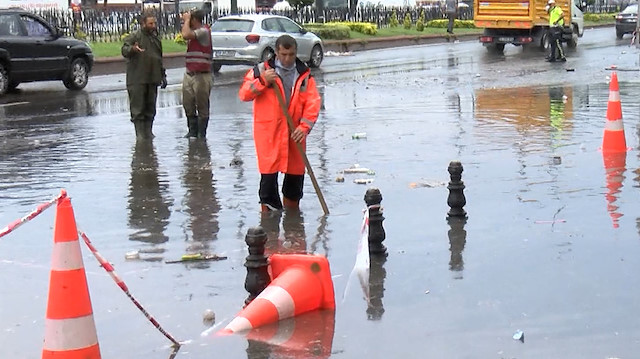 Eminönü'nde yollar göle döndü