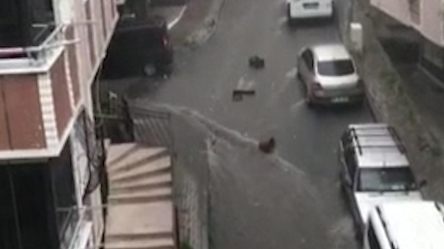 Pazar kasaları yağmurda böyle sürüklendi