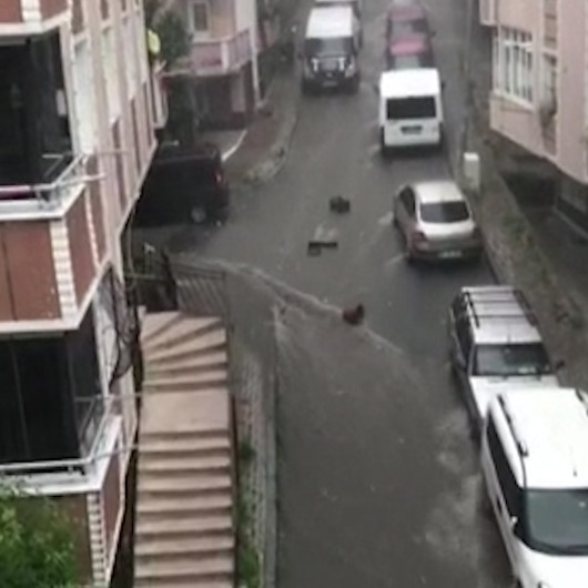 Pazar kasaları yağmurda böyle sürüklendi