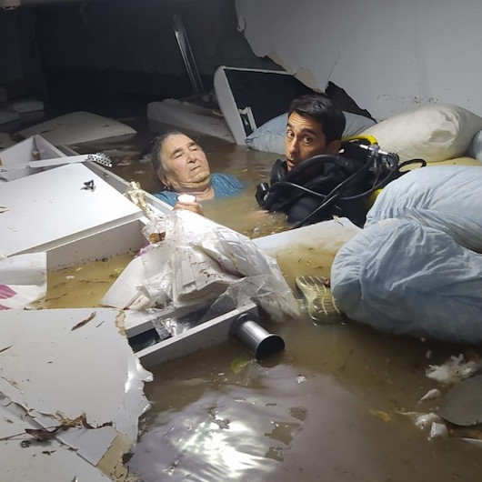 Bodrum katta boğulmak üzere olan kadını dalgıç polis kurtardı
