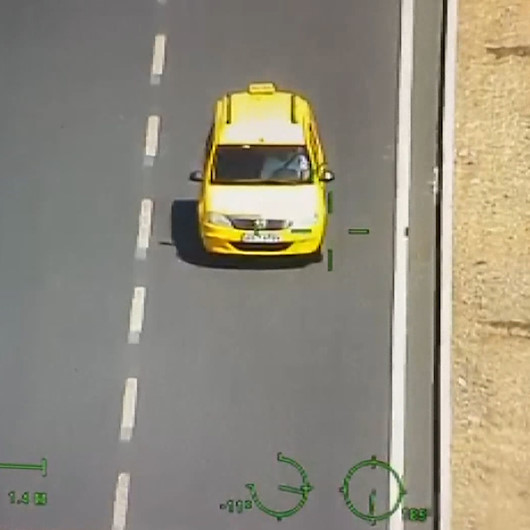 Polis helikopterine yakalanan sürücü emniyet kemerini takarken görüntülendi