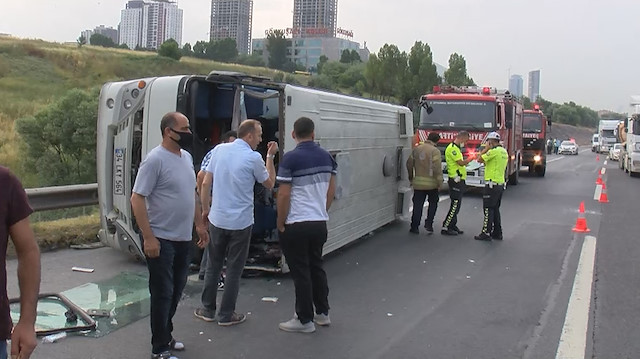 TEM Otoyolu Hadımköy mevkiinde kaza yapan minibüs devrildi.
