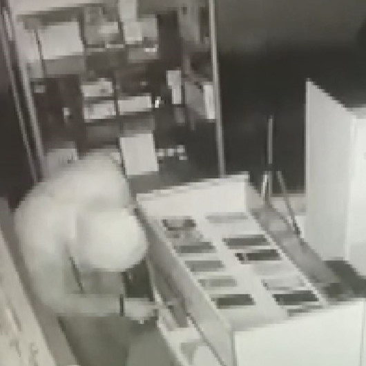 Bayrampaşada 50 saniyede 50 bin TLlik hırsızlık