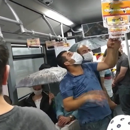 Metrobüste tavandan akan sudan dolayı şemsiyeyle yolculuk ettiler