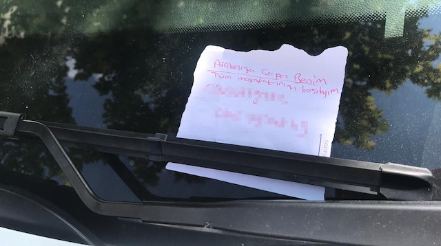 Park halindeki araca çarpan kadın sürücü otomobilin sahibine not bıraktı.