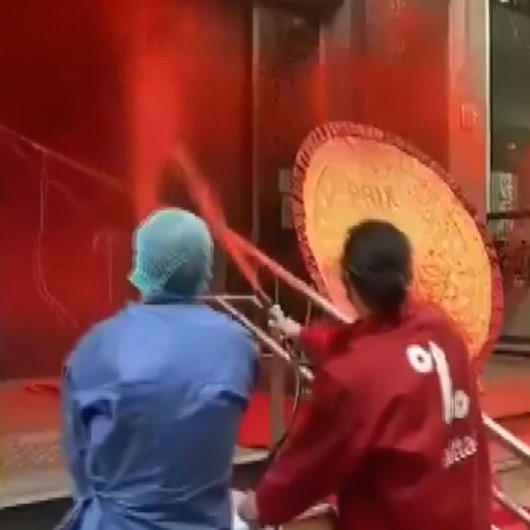 Sarı Yelekliler Sağlık Bakanlığı binasını kırmızıya boyadı