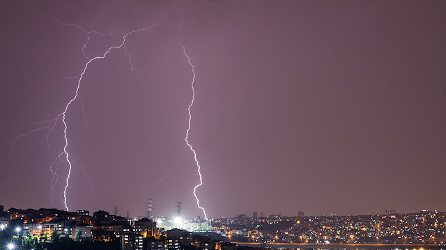 İstanbul'da şimşekler geceyi gündüze çevirdi