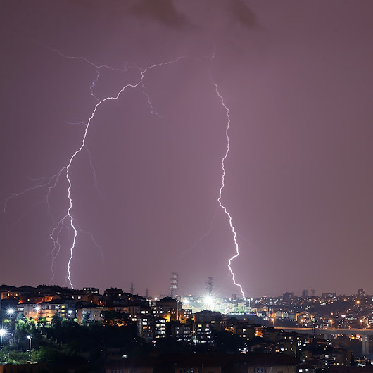 İstanbulda şimşekler geceyi gündüze çevirdi