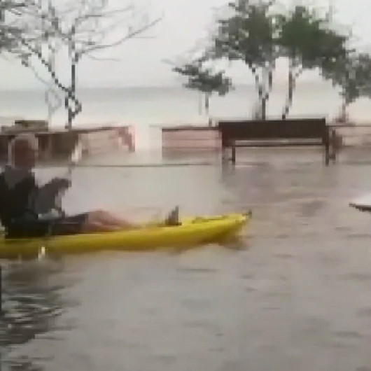 Göle dönen caddede kanoyla gezdi