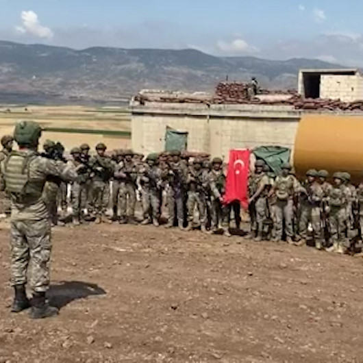 Suriye’de görevli askerler şehit babalarını unutmadı