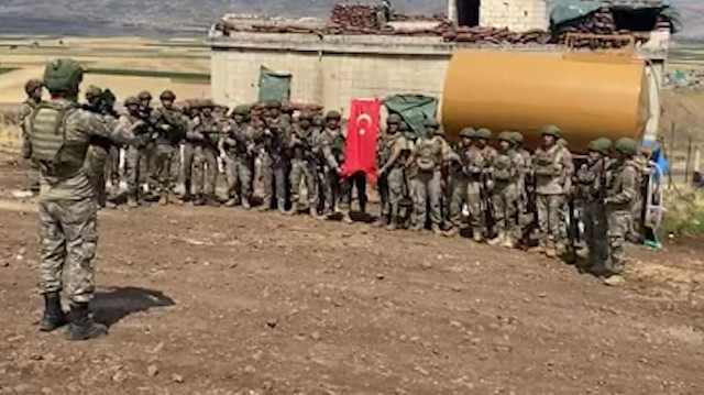 Suriye’de görevli askerler şehit babalarını unutmadı