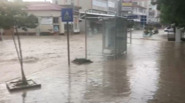 Kırklareli'de sel yolları kapattı