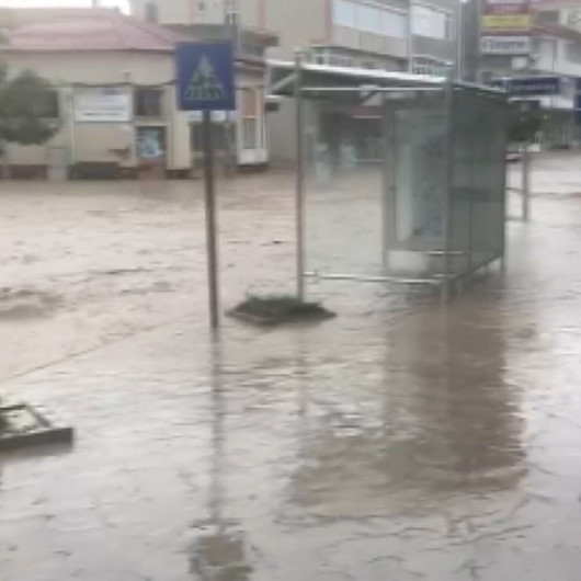 Kırklarelide sel yolları kapattı
