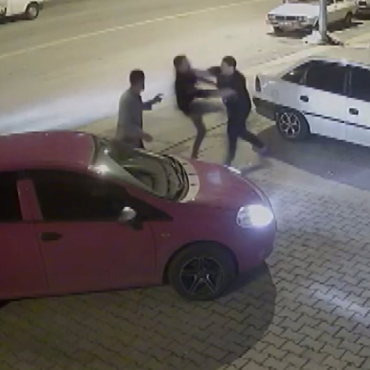 Trafikte tartışıp evine kadar takip ettikleri adam kick boks sporcusu çıkınca neye uğradıklarını şaşırdılar