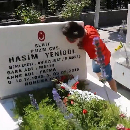 Şehit çocuğunun, babasının mezarı başındaki sözleri yürek burktu: Babam inşallah gelir