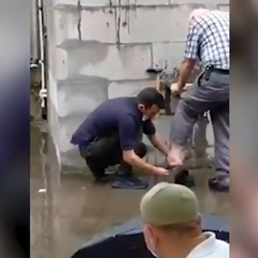 Polis memuru abdest alan yaşlı adama böyle yardım etti