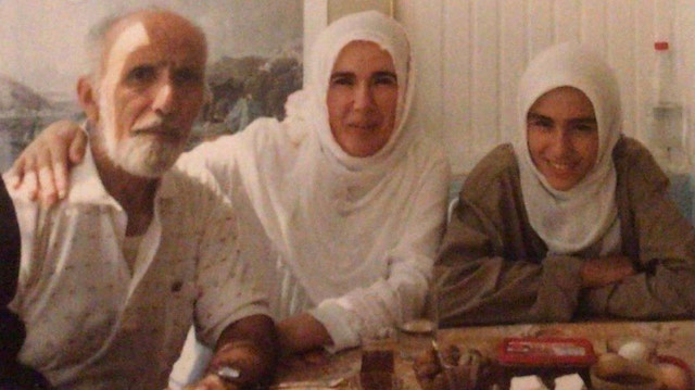 Emine Erdoğan, babasıyla yıllar önce çekilen bir fotoğrafını yayınladı. 
