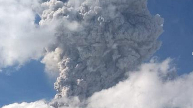 Endonezya’da yanardağda patlama meydana geldi.