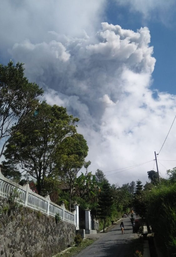 Cava Adası’nda bulunan Merapi Yanardağında patlama meydana geldi.