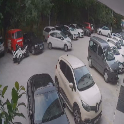 Dört evi soyup bir otomobil çalan hırsızlar kamerada