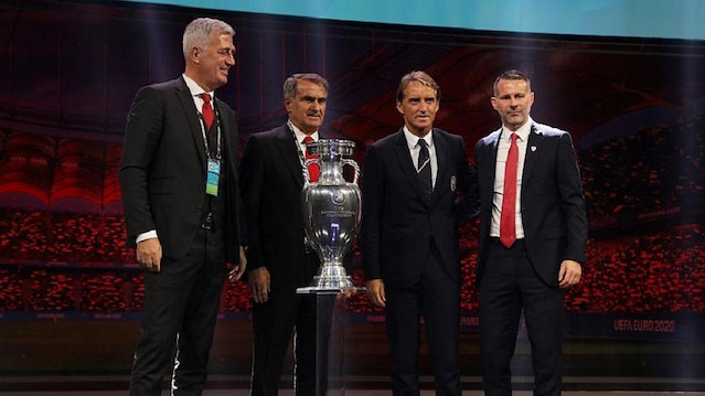 Tecrübeli teknik adamlar, EURO 2020 kura çekimi sonrası kupanın önünde poz verdi.