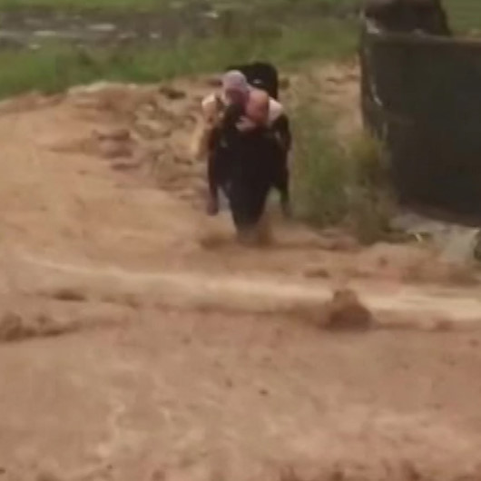 Kocaelide sel suları arasında sırtında köpeği ile kalan kadını ekipler kurtardı