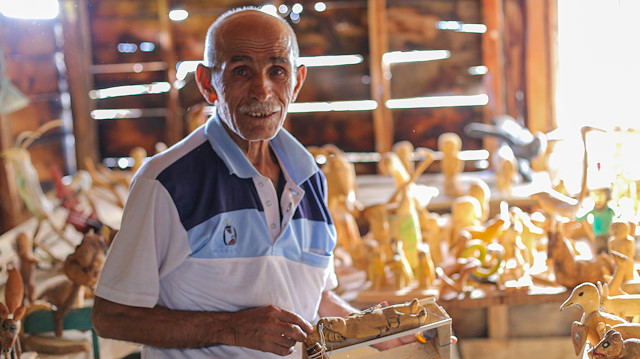 مسن تركي يبرع في تكوين منحوتات خشبية وحجرية