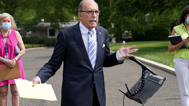 FILE PHOTO: Aides wearing masks stand behind White House economic adviser Larry Kudlow as he speaks to reporters about the economic impact of the coronavirus disease (COVID-19) at the White House in Washington, U.S., May 15, 2020. REUTERS/Kevin Lamarque/File Photo

