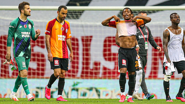Galatasaraylı oyuncuların maç sonu üzüntüsü.